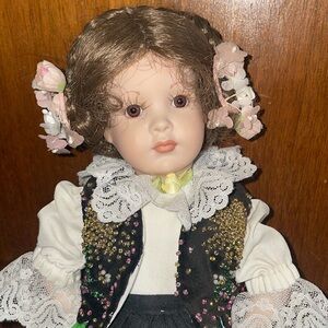 💚Heritage Porcelain Doll with Stand